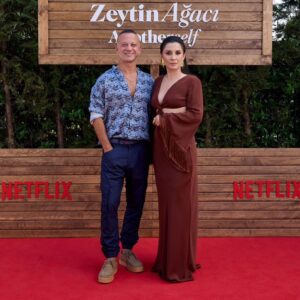 Riza Kocaoğlu Instagram - Biricik Zeytin Ağacı’mız şimdi 2. Sezonu ile sizlerle ve sadece @netflixturkiye de. #anotherself 

Bu gece için çok teşekkür @emreerdemoglu 🌺