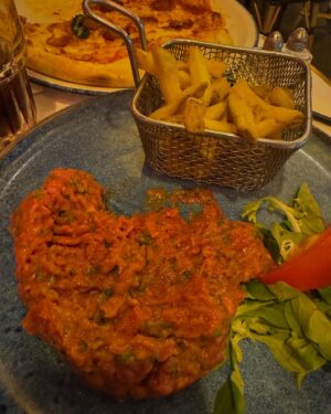 Roberto Cox Instagram - 🇫🇷 Seguimos a full con la cobertura de los JJOO en París.
📸 En las fotitos les dejo mi plato favorito en las calles parisinas: el tártaro con papas fritas. Un clásico de la gastronomía francesa. 
🎤 Y mi encuentro con Celine Dion. Casi me revela el secreto de su presunta participación en la apertura. Jajaja 🤣 
📡 Este viernes estaremos con todos los detalles de la ceremonia de apertura, las estrictas medidas de seguridad en las calles y las sorpresas de una jornada histórica. Todo por la pantalla de CHV, el canal de los Juegos Olímpicos.
🙌 ¡Los espero! Je vous attend!