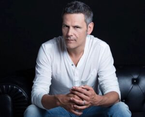 Roberto Enríquez Instagram - 🎬 NUEVO PROYECTO: Roberto Enríquez se encuentra grabaciones de la miniserie de Netflix: Asalto al Banco Central. 

#asaltoalbancocentral es un thriller de acción que recreará, a lo largo de cinco episodios, el asalto real al Banco Central de Barcelona en 1981. 

El atraco, producido tres meses después del 23-F, se convirtió en un “verdadero desafío para la reciente democracia española” después de que los atracadores tuvieran “más de 200 rehenes en el banco” y “amenazaran con matarles si el Gobierno no accedía a liberar al coronel Tejero y a otros tres responsables” del fallido Golpe de Estado.

📸: @a6cinema 
📝: Netflix
