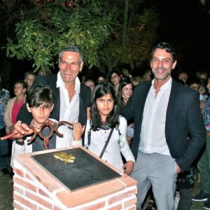 Roberto Enríquez Instagram - Placa y galardón #TalamancaDeCine a Roberto Enríquez.

📸: La Plaza