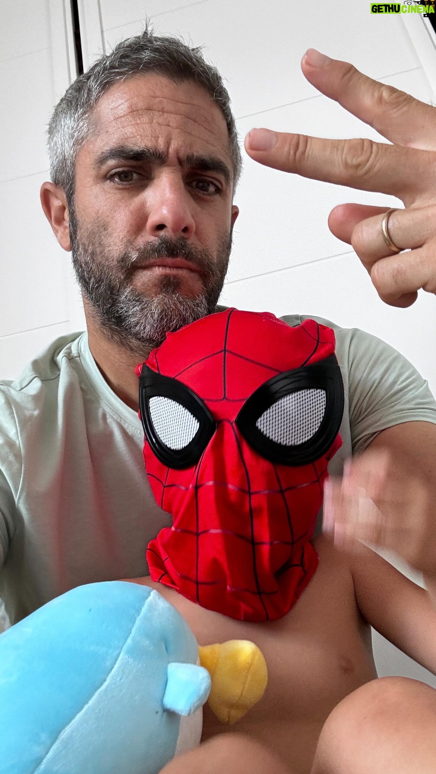 Roberto Leal - 6.2K Likes - La fruta que come Spiderman. OJO al final 😂😂😂 🐕🐾