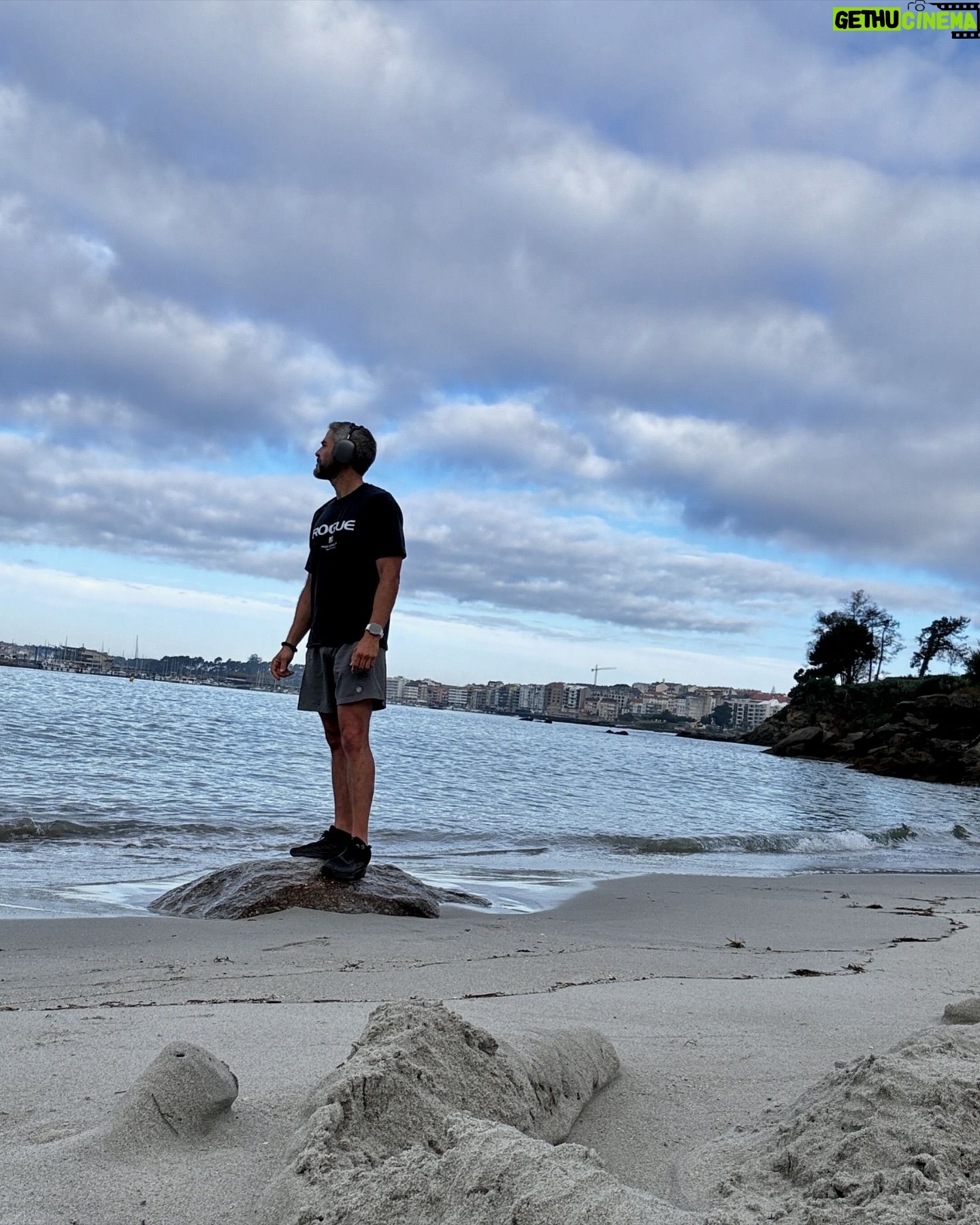 Roberto Leal - 4.9K Likes - Ningún mar en calma fixo experto a un mariñeiro 🌊
1- A veira do mar.
2- Postureiño.
3- Auga.
4- @manel_loureiro on tour.