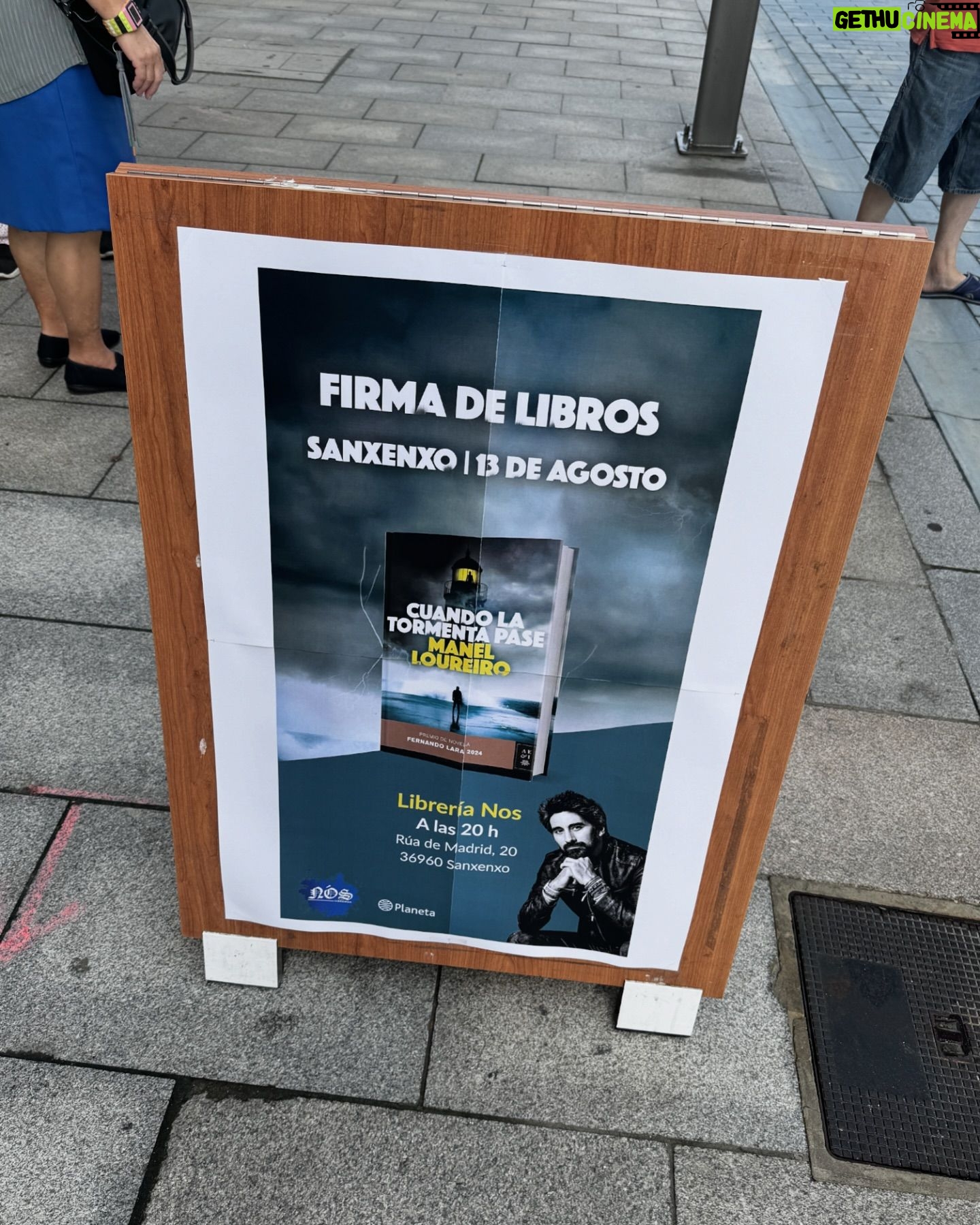Roberto Leal - 4.9K Likes - Ningún mar en calma fixo experto a un mariñeiro 🌊
1- A veira do mar.
2- Postureiño.
3- Auga.
4- @manel_loureiro on tour.
