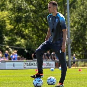 Robin van Persie Instagram - First session ✅

𝐓𝐢𝐠𝐞 𝐭𝐚𝐧𝐤 voor jullie warme welkom vandaag! 🔵⚪️