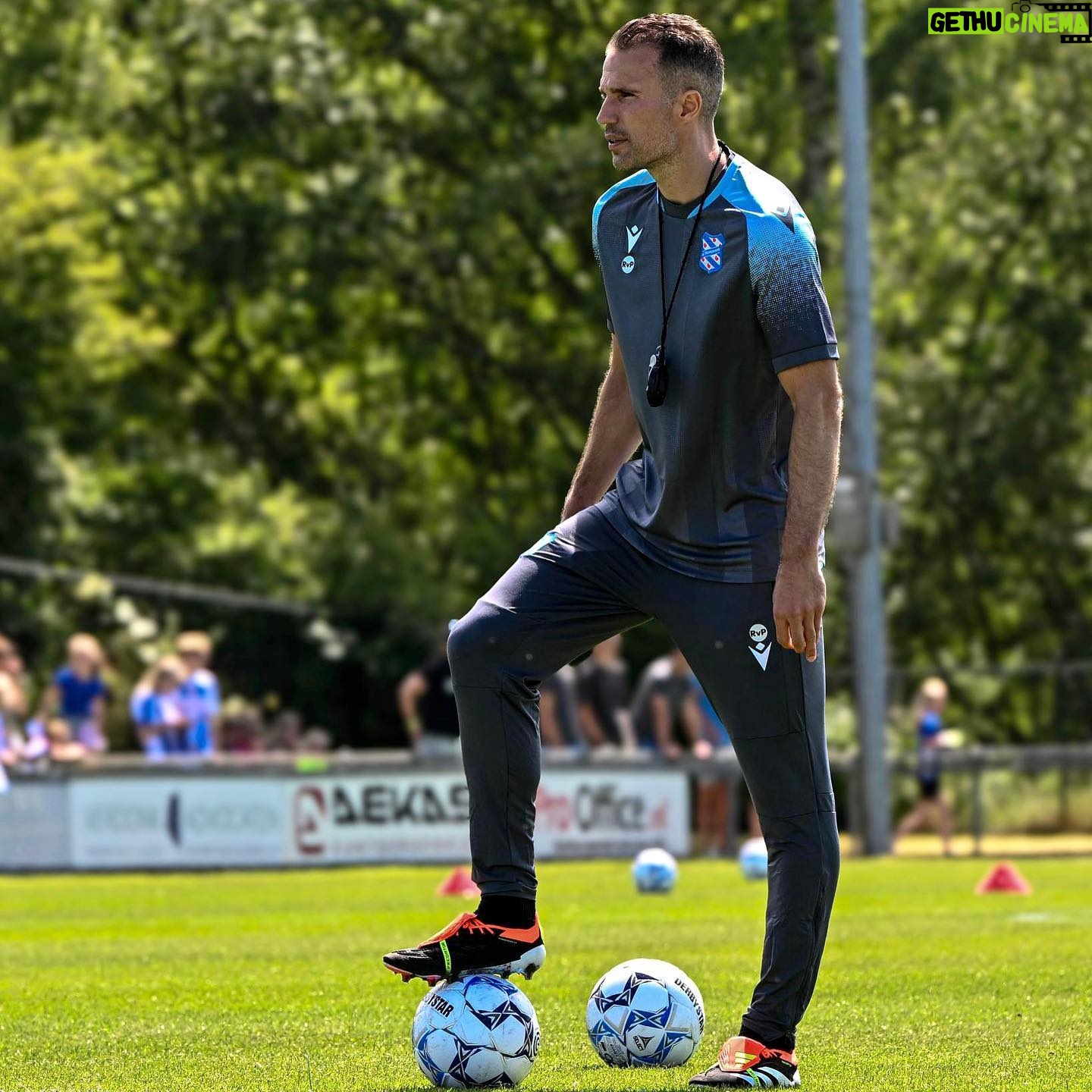 Robin van Persie - 121.8K Likes - First session ✅
𝐓𝐢𝐠𝐞 𝐭𝐚𝐧𝐤 voor jullie warme welkom vandaag! 🔵⚪️
