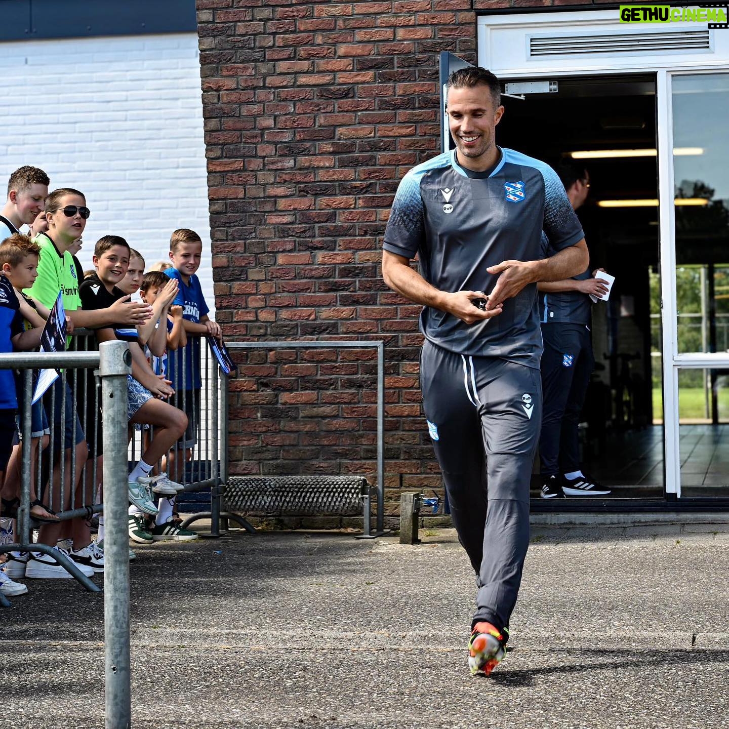 Robin van Persie - 121.8K Likes - First session ✅
𝐓𝐢𝐠𝐞 𝐭𝐚𝐧𝐤 voor jullie warme welkom vandaag! 🔵⚪️