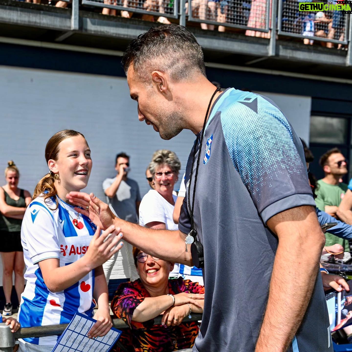 Robin van Persie - 121.8K Likes - First session ✅
𝐓𝐢𝐠𝐞 𝐭𝐚𝐧𝐤 voor jullie warme welkom vandaag! 🔵⚪️