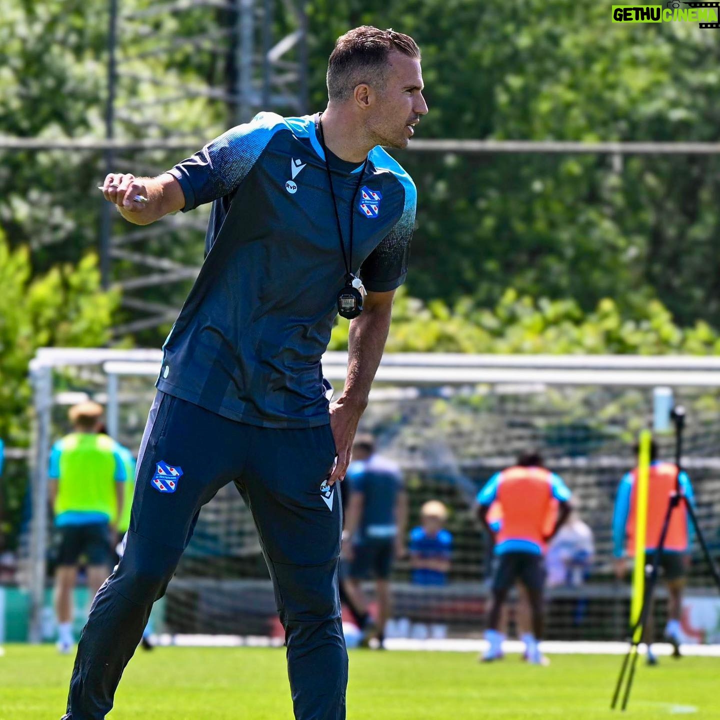 Robin van Persie - 121.8K Likes - First session ✅
𝐓𝐢𝐠𝐞 𝐭𝐚𝐧𝐤 voor jullie warme welkom vandaag! 🔵⚪️