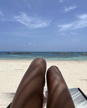 Robinne Lee Instagram - Calm before the storm. 
🇯🇲🇯🇲

#home #nofilter #noproblem
#ridingoutberyl #halfmoonresort