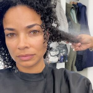 Rochelle Aytes Instagram - This is one for my curly haired girls! 
 Get you a spray bottle, a wide tooth brush, leave in conditioner / mousse, diffuser and some patience. 😊🤣
Love @patternbeauty products by @traceeellisross