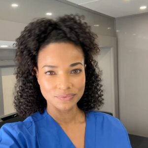 Rochelle Aytes Instagram - This is one for my curly haired girls! 
 Get you a spray bottle, a wide tooth brush, leave in conditioner / mousse, diffuser and some patience. 😊🤣
Love @patternbeauty products by @traceeellisross