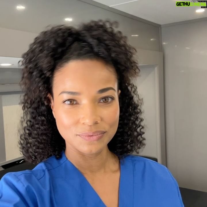 Rochelle Aytes - 48.8K Likes - This is one for my curly haired girls!
Get you a spray bottle, a wide tooth brush, leave in conditioner / mousse, diffuser and some patience. 😊🤣
Love @patternbeauty products by @traceeellisross