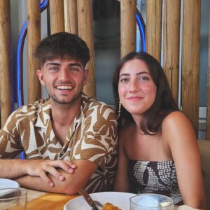 Rocío Madrid Instagram - 1 : Almayate Vibes
2 : Una de mis Géminis amando a @angelmoralescuerva
3 : La otra no tanto 🤣🤣🤣
4 : La hamburguesa más extraña y rica que he probado en mi vida by @hornillero 
5 : Vienen a grabar @pitayaslamistica ; Orgullo.
6 : Hola @pabloo.guindo que... @candelamoralesmad ...Una coca cola? 🤣🤗
7 : Ternuras mixtas humanas y felinas 👩🐈