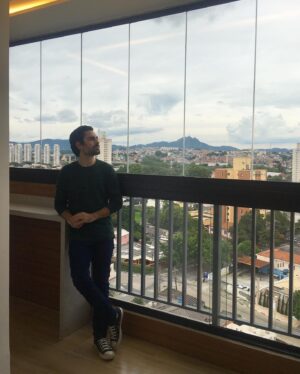 Rodolfo Valente Instagram - Completamente apaixonado por essa lindeza de envidraçamento da @topglasssacadas! Desde o início da reforma estávamos sonhando com esse momento, e eu só posso dizer que ficou absolutamente perfeito. Quem mora em apartamento sabe como o envidraçamento certo tem o poder de transformar todo o ambiente, trazendo beleza, praticidade e ampliação do espaço. Mas para não ter dor de cabeça, é fundamental fazer esse trabalho com uma empresa de confiança, que tenha materiais de excelente qualidade e siga todos os protocolos de segurança. E a @topglasssacadas tem tudo isso e muito mais! Lá no página deles vocês podem ver todos os modelos e produtos, além de acompanhar os lançamentos. Eu optei pelo envidraçamento sem roldanas e com separação entre os sistema. E vocês? Não importa qual é o seu projeto, a TopGlass tem a solução perfeita para você! #publi