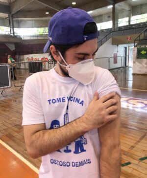 Rodolfo Valente Instagram - QUE ALEGRIA! Graças à ciência, ao SUS, aos profissionais da saúde e àqueles que lutaram contra o negacionismo, chegou o meu dia na vacinação. Sinto pelos milhares que não tiveram essa mesma chance e tenho esperança de que dias melhores estão a caminho. Se for sua vez, não pense duas vezes, vá se vacinar que é gostoso demais (nem doeu, real mesmo). Vacina sim! SUS sim! Ele não! BORA VIRAR JACARÉ 💉🐊 #vivaosus #vacinasim #forabolsonaro #bolsonarogenocida