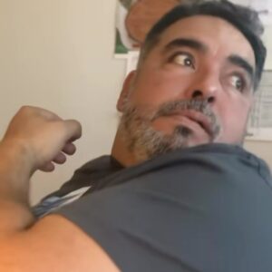 Rodrigo Villegas Instagram - Amigas y amigos les dejo el 1er capítulo de nuestra mini serie El Staff, situaciones reales que ocurren antes o después de los show, protagonizada por mi equipo el cual ustedes ya conocen, mi hijo Eduardo, mi periodista Natalia y mi manager Ruben y quien les escribe Rodrigo Villegas.

Espero que lo disfruten, un abrazo 🙌🏼

#elstaff #parati #viral #rv #miniserie