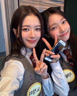 Roh Jeong-eui Instagram - 오늘 밤 8시 50분! 아는 형님에 우리 하이라키즈가 나옵니다!
#아는형님 #하이라키

너무 행복했었던 날🐣