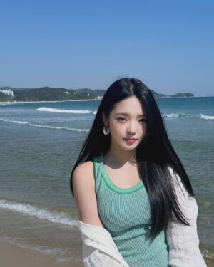 Roh Ji-sun Instagram - Youthful days and endless rays 🌊🌿