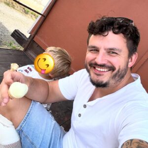 Roman Staša Instagram - Do stínu, zmrzku do ruky a chladit🍦😅 Taky se vždycky těšíte na léto a pak v horku trpíte? 😂 #vedro #velkyvedro #zmzrka