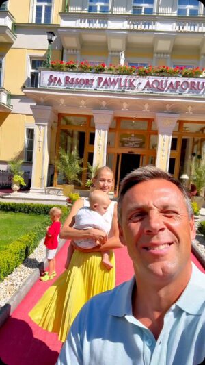 Roman Vojtek Instagram - Česko je nádherné 🙏 Dovolenkujete raději v létě v Česku, nebo musí být móře ? Peťa mě vzala do @spa_resort_pawlik  a @aquaforum_frantiskovylazne a byly to přenádherné 4 dny 🙏👍☀️🏊‍♂️ Děkuju 🙏 #holiday #letovcesku @vojtkova.petra