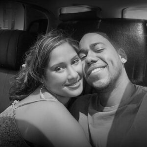 Romeo Santos Instagram - Si a mis 43 me piden que con una sola palabra me describa, no lo podría hacer.

Hay varias versiones de Romeo, pero muy pocas personas verdaderamente conocen a Anthony.

Soy humilde; soy decente; soy respetuoso; soy tímido; soy orgulloso; soy un romántico soñador; soy tan serio como payaso. Soy competitivo; soy exigente; soy presumido; soy intenso; soy sensible; aveces soy incomprendido pero no importa. 

Soy ARTISTA.

¡Diosito! Si me das el privilegio de regresar en otra vida, por favor envíame con todos mis virtudes y defectos; con la misma alma gemela; con los mismos 5 hijos; la misma familia, las mismas amistades, y con los mismos fanáticos. 

¡Gracias por las enseñanzas durante estás 3 décadas! 

Y por favor, ¡continúa educándome con tus bendiciones y tus pruebas en la cuarta temporada de mi vida!