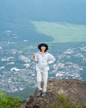 Ron Monroe Instagram - 《ロンノアウトドア日記》金時山

今回登った山は金時山（きんときやま）、神奈川県の箱根地域に位置し、標高は1,212メートルです。美しい景観と比較的簡単な登山コースで知られており、山頂からは富士山や相模湾、箱根の雄大な山々が一望できます。晴れた日には東京の一部も見渡せることができます。この山の名前は、日本の民間伝説に登場する英雄、金太郎に由来しています。彼の幼少期の活動場所とされるこの山には、金太郎に関連したスポットがいくつもあります。初心者や家族連れの登山者にとって、金時山は理想的なハイキングスポットです。（Googleからwwww）

しかし、私が行った日は雲が多かったため、富士山は見えませんでした。本当に残念でした。でも、登山の過程はとても楽しかったです！5ヶ月ぶりの登山で、再び山に登ることができて本当に嬉しかったです～これからは登山のシーズンなので、楽しみです！！

📷 @wufenglin1004