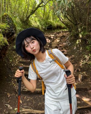Ron Monroe Instagram - 《ロンノアウトドア日記》金時山

今回登った山は金時山（きんときやま）、神奈川県の箱根地域に位置し、標高は1,212メートルです。美しい景観と比較的簡単な登山コースで知られており、山頂からは富士山や相模湾、箱根の雄大な山々が一望できます。晴れた日には東京の一部も見渡せることができます。この山の名前は、日本の民間伝説に登場する英雄、金太郎に由来しています。彼の幼少期の活動場所とされるこの山には、金太郎に関連したスポットがいくつもあります。初心者や家族連れの登山者にとって、金時山は理想的なハイキングスポットです。（Googleからwwww）

しかし、私が行った日は雲が多かったため、富士山は見えませんでした。本当に残念でした。でも、登山の過程はとても楽しかったです！5ヶ月ぶりの登山で、再び山に登ることができて本当に嬉しかったです～これからは登山のシーズンなので、楽しみです！！

📷 @wufenglin1004