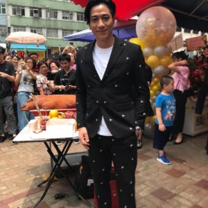 Ron Ng Instagram - 今天多謝大家的蒞臨，祝家人的店舖生意興隆、蒸蒸日上✌🏻