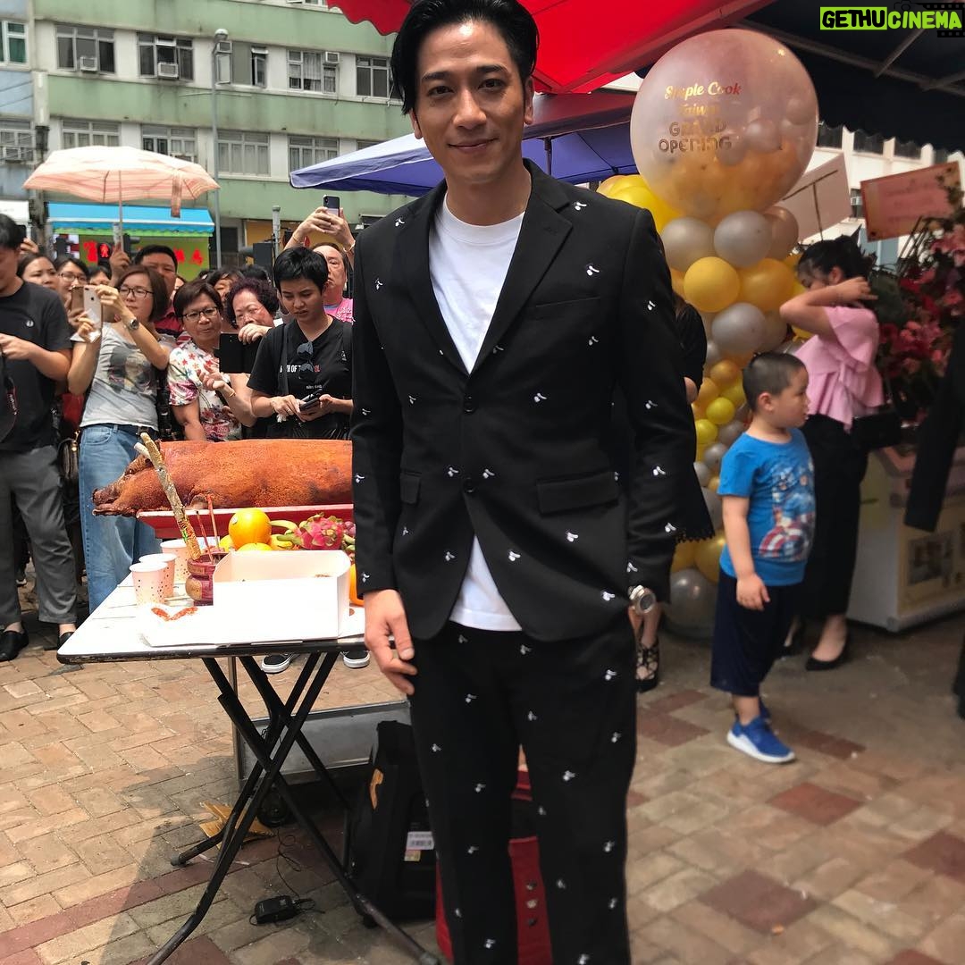 Ron Ng - 2.3K Likes - 今天多謝大家的蒞臨,祝家人的店舖生意興隆、蒸蒸日上✌🏻