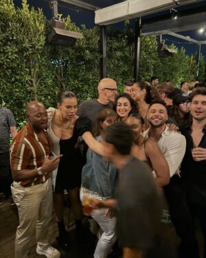 Ronen Rubinstein Instagram - A beautifully chaotic family summarized in a series of photos 😂 I love y’all so fckin much 🥹 THAT’S A WRAP ON SEASON 5 OF #911LONESTAR !