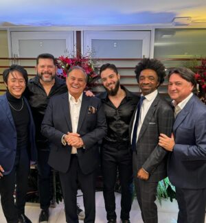 Ronnie Von Instagram - Completei 80 anos de idade, UAU! 😄
Que noite mais especial! Fui tão mimado e feliz! Quero agradecer ao carinho de todos da Rede Tv! Não poderia ter comemorado meu aniversário rodeado de pessoas mais especiais que vocês! 💙 Obrigado aos parceiros que tornaram essa noite ainda mais especial e um abraço ainda mais apertado aos meus amigos e familiares que estavam presentes. Foi tudo uma surpresa muito grande pra mim, mas eu adorei ser surpreendido de uma forma tão positiva. 
Como sempre, gosto de dividir meus momentos com vocês, portanto vejam um pouco dos detalhes dessa noite. Meu muito obrigado por todos os parabéns, estou encantado! ☺️