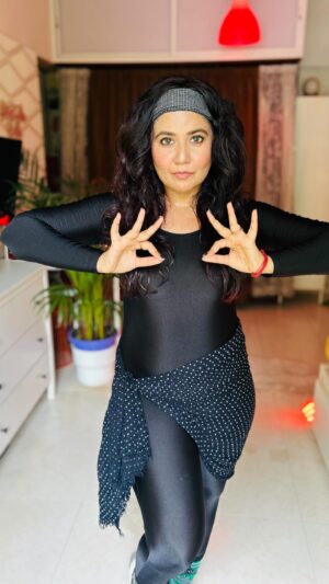 Roopal Tyagi Instagram - This was my favourite music to dance to as a kid! 🥳
Recreating @madhuridixitnene ‘s dance is impossible, but since I love it so much, I try 🥹 so graceful she is.. I’m in awe 😍 

#recreation #danceofenvy #madhuridixit