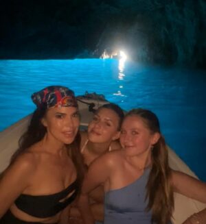 Rosa Blasi Instagram - London 🏴󠁧󠁢󠁥󠁮󠁧󠁿 Mykonos 🇬🇷 Positano 🇮🇹 Capri 🌊 Grateful for this unreal family trip! We were unapologetic tourists and ate allllllll the things. Nearly kidnapped a puppy. Witnessed mother nature showing off her magic. And I’m confident I am the only person to ever go to @scorpios.mykonos with ear plugs and readers 👵🏽 Shout out to @caprirentboats and @_mariopaturzo_  a 5th generation Caprese native for showing us this island.