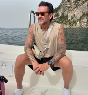 Rosa Blasi Instagram - London 🏴󠁧󠁢󠁥󠁮󠁧󠁿 Mykonos 🇬🇷 Positano 🇮🇹 Capri 🌊 Grateful for this unreal family trip! We were unapologetic tourists and ate allllllll the things. Nearly kidnapped a puppy. Witnessed mother nature showing off her magic. And I’m confident I am the only person to ever go to @scorpios.mykonos with ear plugs and readers 👵🏽 Shout out to @caprirentboats and @_mariopaturzo_  a 5th generation Caprese native for showing us this island.