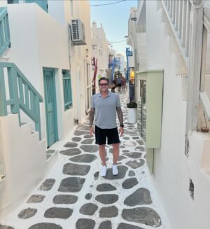 Rosa Blasi Instagram - London 🏴󠁧󠁢󠁥󠁮󠁧󠁿 Mykonos 🇬🇷 Positano 🇮🇹 Capri 🌊 Grateful for this unreal family trip! We were unapologetic tourists and ate allllllll the things. Nearly kidnapped a puppy. Witnessed mother nature showing off her magic. And I’m confident I am the only person to ever go to @scorpios.mykonos with ear plugs and readers 👵🏽 Shout out to @caprirentboats and @_mariopaturzo_  a 5th generation Caprese native for showing us this island.