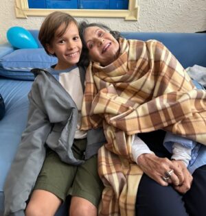 Rosamaria Murtinho Instagram - Jamais pensei que nessa etapa da vida iria ser tão feliz e realizada como nesse mês de Julho inteirinho gravando. Quando Diego me convidou para protagonizar seu filme, um turbilhão de sentimientos me dominou, logo eu que tanto luto para que mulheres atrizes da minha idade tenham espaço na TV, no teatro e no cinema, me senti afortunada e agradecida ao universo. Foi um mês intenso, mas todo amor que recebi dos colegas e que retribui a eles foi meu maior motor, essa nova personagem me reinventou por dentro e por fora. Gostaria de deixar registrado toda minha gratidão, palavras não são capazes de descrever, eu sou a mulher mais feliz do mundo por ter vivido esse misto de emoções durante esses dias. E esperem porque logo teremos É TEMPO DE AMORAS 🙏❤️