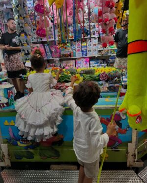 Rosanna Zanetti Instagram - “Si nos tenemos el uno al otro lo tenemos todo” 
Es una locura como el tiempo vuela, la primera vez que vine a la feria  de Almería fue hace 8 años, Ella tenía apenas un año más que Matteo y ahora lleva a Bianca en brazos a los juegos 🥹💖
Antes me la disfrutaba bailando y ahora la disfruto viéndolos felices a ellos. 

(Según mis amigos tengo como asignatura pendiente la feria de Sevilla y de Jerez, se aceptan sugerencias)