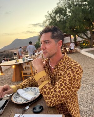 Rosanna Zanetti Instagram - Justo hace un mes fue mi última publicación, a pesar de ser época de verano, vacaciones y familia en España, mi mente y corazón han estado este tiempo con Venezuela y se me hacía imposible compartir otro tipo de contenido que no fuese de apoyo a la situación que se vive  en mi país. Gracias a todas las personas que me siguen de otros países que se han sumado siendo eco, seguimos hasta el final! 🙏🏼🇻🇪✨

Voy a tratar de compartirles poco a poco de estos días en familia, recargando las pilas del corazón y llenando nuestra mente de recuerdos ✨