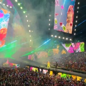 Rosanna Zanetti Instagram - Ayer no solo fue un concierto sino toda una experiencia. ⚡️🌈🌼💖🧜🏼‍♀️
Nos queda claro por qué es la Bichota! @karolg