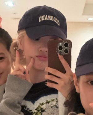 Rosé Instagram - Happy 8 years @blackpinkofficial. 🥹🥹🥹
Thank you girlies for being my best sisters throughout all of this. I’m so so proud of us. Love you all tremendously. Happy 8 years blackpink. I can’t wait to live laugh and grow with you all. Lysm.. 🥺🩷🩷
and of course, thank you to all the blinks for loving and supporting blackpink for the past 8 full years. We are so grateful for every single one of you. Love you so so much blinks. Blackpink for ever, blackpink in your areaaaa 😝

우리 블핑이들, 블링이들 8주년 너무너무 축하해요. 8년이란 시간동안 우리 모두 너무 자랑스럽게 큰것 같아요! 그동안 너무 고생많았고 앞으로는 더 건강하게, 더 행복하게 서로 응원하면서 추억 더 많이 쌓아요 우리. 그동안 블랙핑크 많이 사랑해주셔서 너무 감사하고 앞으로도 이쁜 모습 많이 보여주는 블랙핑크 되도록 노력하겠습니다! 🩷🩷🩷 사랑해요