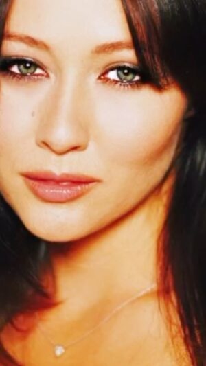 Rose McGowan Instagram - Shannen Doherty had the heart of a lion.  Passion for craft is often mislabeled as trouble. Shannen was passion. I met her in the 90s and was awed. Getting to really know her later in life, a beautiful gift. This woman fought to live. Shannen knew how to be a star because she was one since childhood. Her work ethic inspiring to the end. Shannen’s great love for directing, for acting, Holly, her friends, her parents, dog and her beloved fans was legendary. Our lives had been intertwined in a unique way. We laughed at dark forces who wanted us to hate each other, instead we chose love and respect. A soft-hearted badass as there ever was. A force of energy that will live forever in hearts. May angels and God carry her to the holy kingdom where she is healthy, young and wild forever. Rest now warrior, we will never forget you dear sister 🎭 #shannendoherty #charmed #warrior #brave #infinity