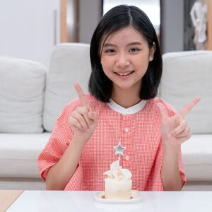 Rose Yu Instagram - 今天17歲啦~~
再過去的一年，真的體會到了很多不一樣的事情。第一次當社團的幹部（我還記得看到學弟妹的那一天，我超級緊張，很怕他們會跑去別的社團）；為了班舞的比賽我和朋友們努力編舞，靈感枯竭把原先不是小老師的同學拉進來一起編舞。同學們學習速度也超快，到最後拔得頭籌，真的很開心，也覺得有這群同學非常驕傲；和同學去了畢業旅行，每個晚上真的笑到眼淚一直流。真的真的很喜歡和同學們和朋友們一起的所有時光。
今年希望大家都可以健健康康的，希望我可以更加成熟。第三個願望我許在心裡面~
生日快樂🎉🎉🎉
