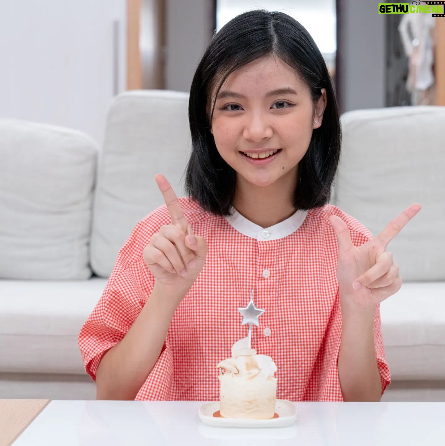 Rose Yu - 5.1K Likes - 今天17歲啦~~
再過去的一年,真的體會到了很多不一樣的事情。第一次當社團的幹部(我還記得看到學弟妹的那一天,我超級緊張,很怕他們會跑去別的社團);為了班舞的比賽我和朋友們努力編舞,靈感枯竭把原先不是小老師的同學拉進來一起編舞。同學們學習速度也超快,到最後拔得頭籌,真的很開心,也覺得有這群同學非常驕傲;和同學去了畢業旅行,每個晚上真的笑到眼淚一直流。真的真的很喜歡和同學們和朋友們一起的所有時光。
今年希望大家都可以健健康康的,希望我可以更加成熟。第三個願望我許在心裡面~
生日快樂🎉🎉🎉