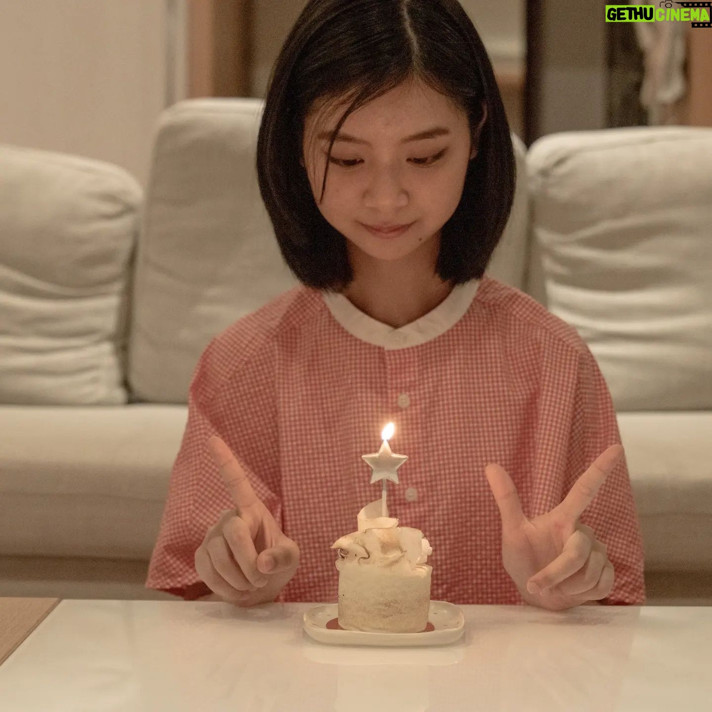 Rose Yu - 5.1K Likes - 今天17歲啦~~
再過去的一年,真的體會到了很多不一樣的事情。第一次當社團的幹部(我還記得看到學弟妹的那一天,我超級緊張,很怕他們會跑去別的社團);為了班舞的比賽我和朋友們努力編舞,靈感枯竭把原先不是小老師的同學拉進來一起編舞。同學們學習速度也超快,到最後拔得頭籌,真的很開心,也覺得有這群同學非常驕傲;和同學去了畢業旅行,每個晚上真的笑到眼淚一直流。真的真的很喜歡和同學們和朋友們一起的所有時光。
今年希望大家都可以健健康康的,希望我可以更加成熟。第三個願望我許在心裡面~
生日快樂🎉🎉🎉
