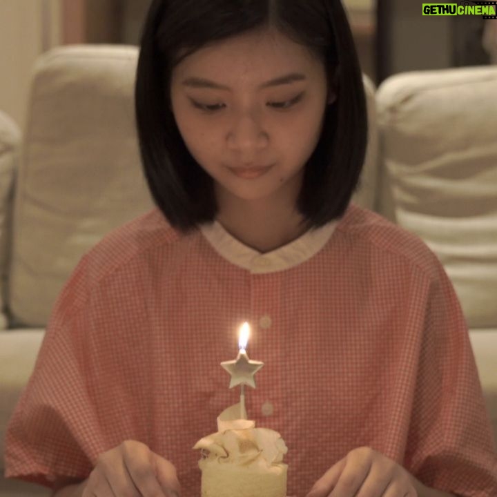 Rose Yu - 5.1K Likes - 今天17歲啦~~
再過去的一年,真的體會到了很多不一樣的事情。第一次當社團的幹部(我還記得看到學弟妹的那一天,我超級緊張,很怕他們會跑去別的社團);為了班舞的比賽我和朋友們努力編舞,靈感枯竭把原先不是小老師的同學拉進來一起編舞。同學們學習速度也超快,到最後拔得頭籌,真的很開心,也覺得有這群同學非常驕傲;和同學去了畢業旅行,每個晚上真的笑到眼淚一直流。真的真的很喜歡和同學們和朋友們一起的所有時光。
今年希望大家都可以健健康康的,希望我可以更加成熟。第三個願望我許在心裡面~
生日快樂🎉🎉🎉