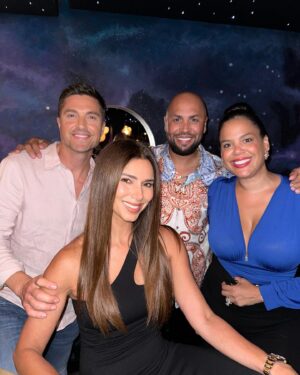 Roselyn Sánchez Instagram - Last night was epic!!
Great night laughing non stop with @nochedejevas and spending time with people I LOOOOOOOOVE!!

🇵🇷… you’re amazing! 
La pasamos increíble! Les voy a decir algo, el talento en Puerto Rico es para pelos’… el elenco de @teatrobreve y todas las jevas… shiiiiiiiiiit…. otro nivel!! Simplemente brutal verlas en tarima 🙌

@diariomujerycafemovie