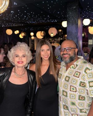 Roselyn Sánchez Instagram - Last night was epic!!
Great night laughing non stop with @nochedejevas and spending time with people I LOOOOOOOOVE!!

🇵🇷… you’re amazing! 
La pasamos increíble! Les voy a decir algo, el talento en Puerto Rico es para pelos’… el elenco de @teatrobreve y todas las jevas… shiiiiiiiiiit…. otro nivel!! Simplemente brutal verlas en tarima 🙌

@diariomujerycafemovie