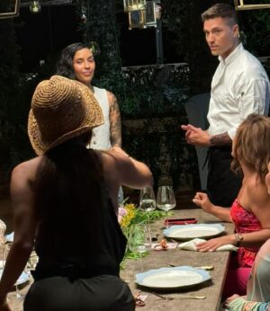Roselyn Sánchez Instagram - Look who’s in 🇵🇷… el @ebwinter dándolo todo en español!!

Yeah papi, I’m directing you! 😂

My cast… omg, my cast!!! Somebody pinch me!
Los amo…
@angelicavaleoriginal 
@angeliqueburbu 
@marisealvarez 
@karlamonroig 
@julian.gilormini 
@nohemymusik 
@hermescroatto 
@norwill 
@clarissamolina 
@charytinoficial 
@vinramosofficial 
@miredyrivera 

Y muchos más que ya les voy contando 💫