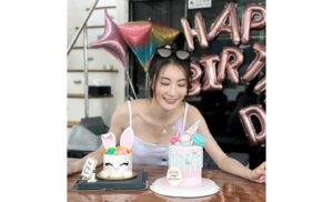 Rosina Lin Instagram - 還是這群人…懂我奇奇怪怪，陪我可可愛愛地又長大了一歲🤣🎂❤️！
@nwuuu @lam_fung_official @joelshanchung @apple_ho_ho @lamtszsin413 @tsuiwing0807 @edwinsiu @wongtsuiyu @ccandice.c @lorlorlau @fattykar @lauhawick @stefanwch @peggysiu @k.t_kary @rockyrvn @uyuoriuh