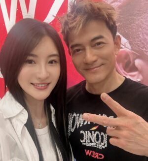 Rosina Lin Instagram - 人生買的第一張CD就是Aaron的，今日終於有機會同偶像影自拍啦，好型好帥🫶🏻🤩真係好激動開心，多謝您呈現咗一個咁精彩嘅演唱會比大家，舞台王者魅力無法擋，無論音樂舞蹈舞台效果書畫全部都好正！同屋企人睇偶像演唱會💕係幸福! 多謝小美姐同 Joanne～